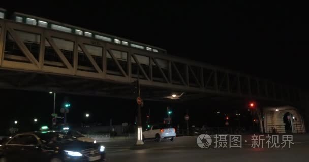 高速公路上的桥上的地铁列车视频