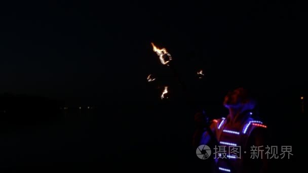 火表演艺术家呼吸在黑暗中火视频