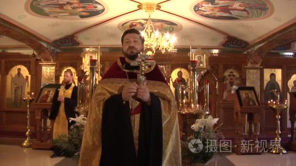 牧师花在教堂神圣的仪式视频