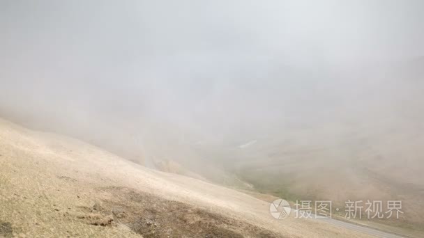 俄罗斯，游戏中时光倒流。形成和运动的中央高加索峰山的陡峭山坡的云视频