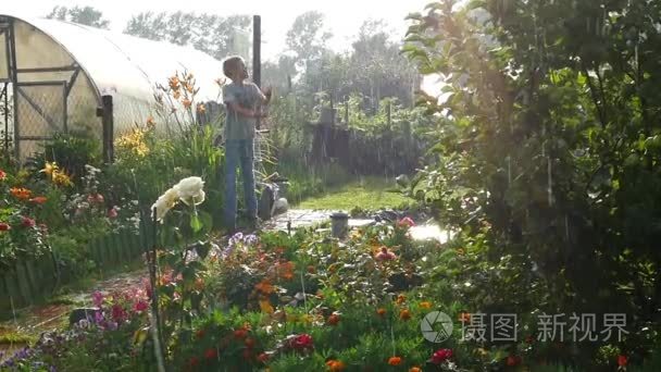 婴儿在公园里雨下跳