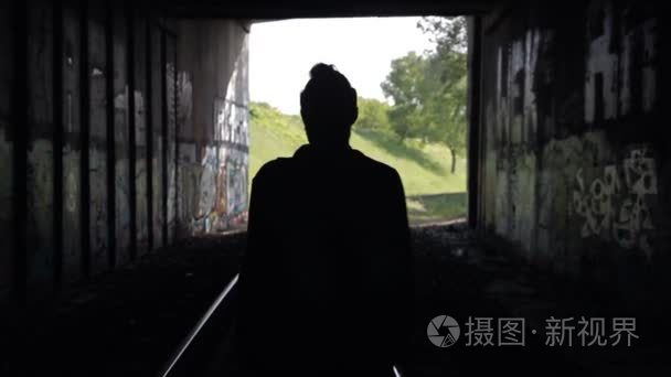 家伙走进了隧道在铁轨上视频
