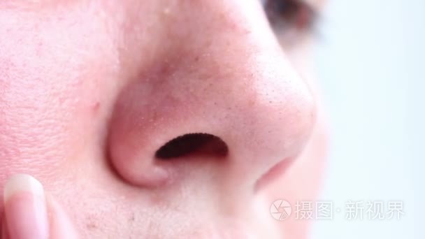 女人的鼻子呼吸感的嗅觉视频