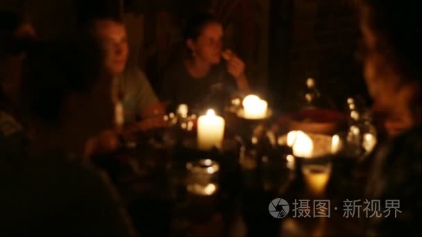 一群游客在餐厅吃饭视频