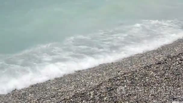 海滩波最美丽卵石地中海视频