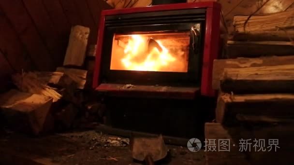 温暖的壁炉旁火与原木视频