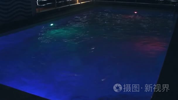 在夜间照明豪华酒店游泳池视频