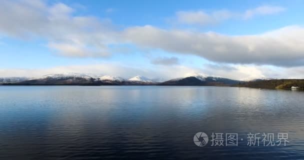 苏格兰高地与雪上本律师事务所驻，苏格兰的明确的冬季白天空中 尼斯泰