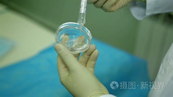 科学家用注射器和物质