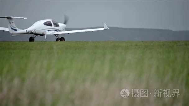 小型私人飞机在绿色的田野视频