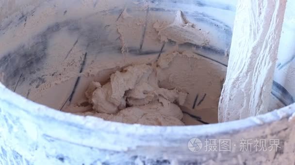 工人中移除工具石膏掺入容器视频