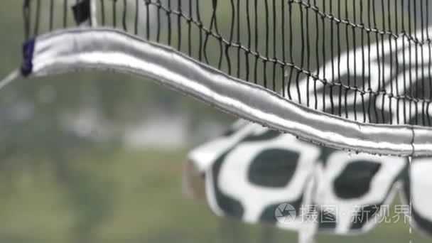 排球网特写挂在雨中视频