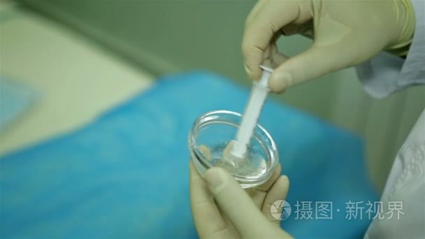 科学家用注射器和物质