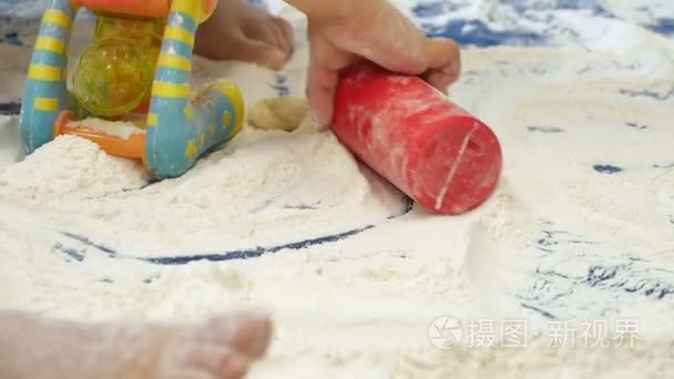 小婴儿玩白面粉在幼儿园保育视频