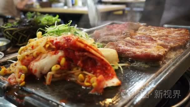 传统韩国烧烤和配菜蔬菜食品。在大石盘上烤