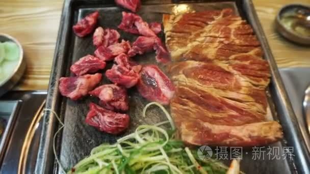 传统韩国烧烤和配菜蔬菜食品。在大石盘上烤