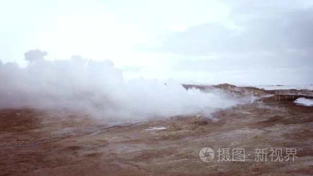 从地下升起的烟雾与火山地形视频