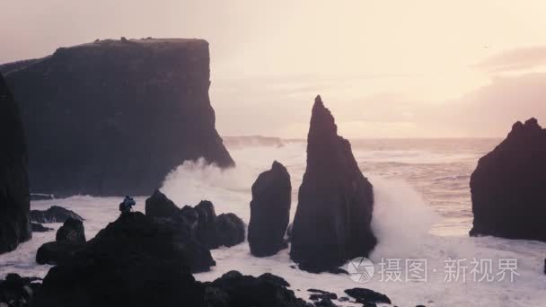 大海浪粉碎大海岸边的礁石视频