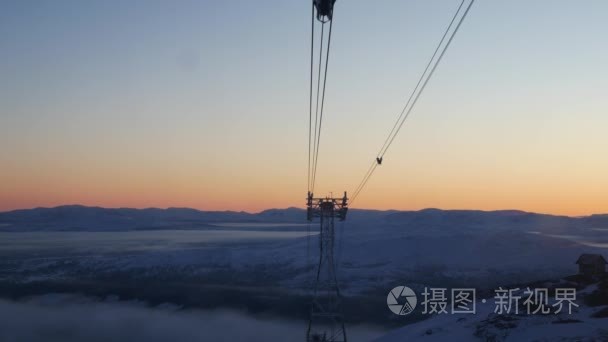 查看从移动舱上迎面而来的缆车塔和夕阳。瑞典