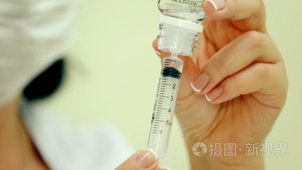 中期的镜头的美容师接种疫苗药物进入注射器