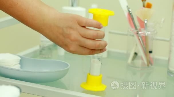 近摄镜头沙漏在中医诊所视频