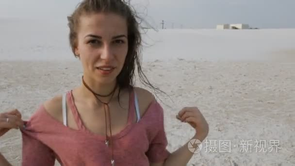 年轻女子在沙漠上跳舞嘻哈视频