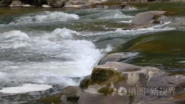 强大的山间小溪流过岩石视频