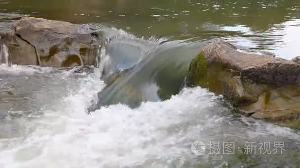 强大的山间小溪流过岩石视频