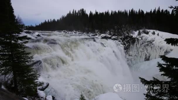 瑞典泰恩急流瀑布冬天视频