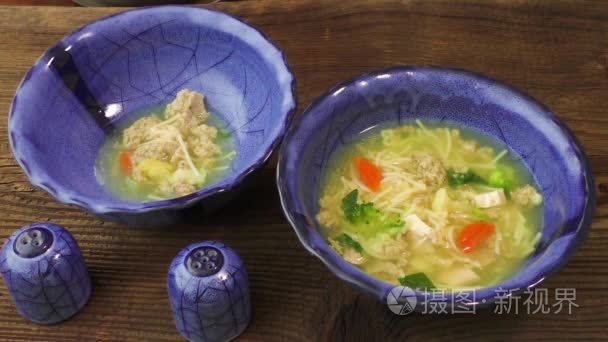 意大利面食和蔬菜炖鸡视频