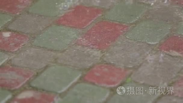 雨水滴落入水坑创建水波纹