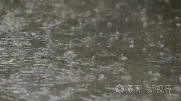 雨水滴落入水坑创建水波纹视频