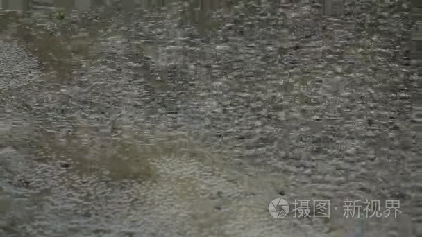 雨水滴落入水坑创建水波纹视频