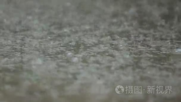 雨水滴落入水坑创建水波纹视频