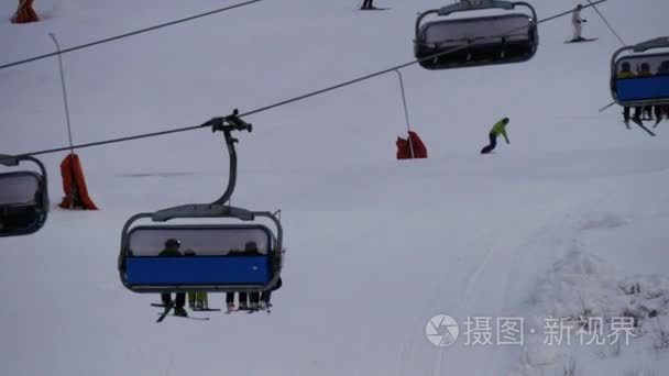 在瑞典滑雪胜地坡升降椅视频