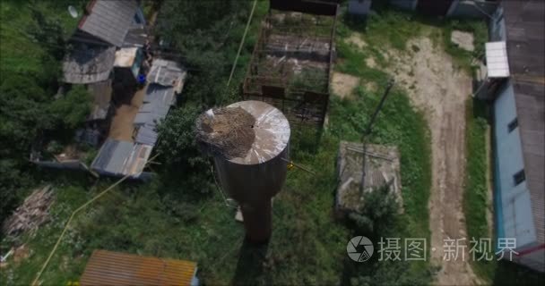 在鸟巢上的水塔在村子里的鹳视频