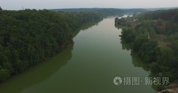 森林之间的河海岸东欧视频