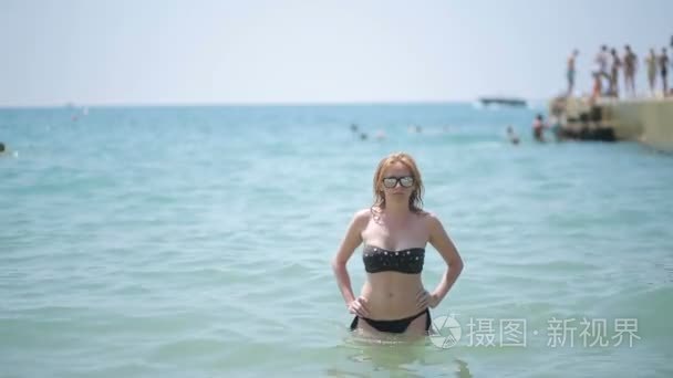 沐浴在大海的美丽女孩视频