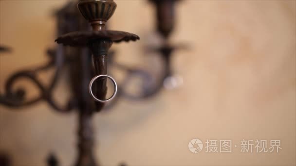 在旧的烛台上的戒指视频