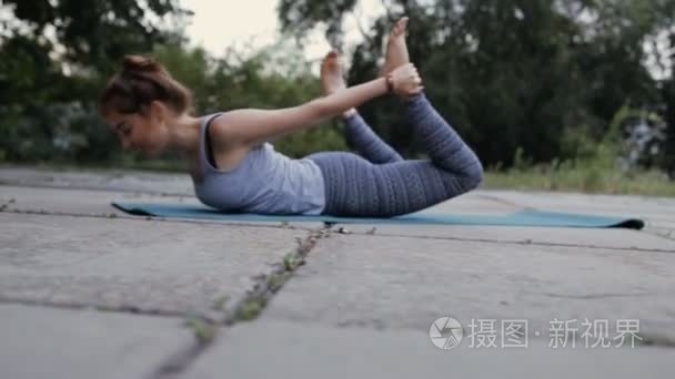 女人练瑜伽在人行道上视频