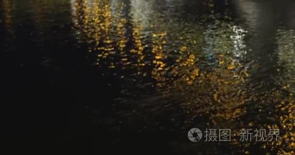 在水面上的黄灯在夜间的思考视频