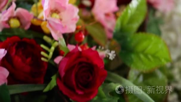 粉红玫瑰红和其他花的香味视频