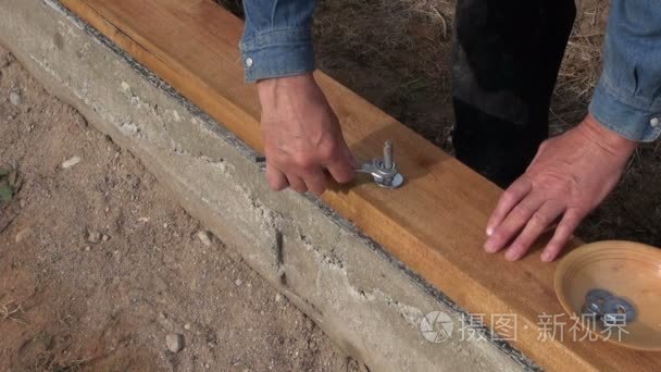 生成器固定木板房子地基上视频