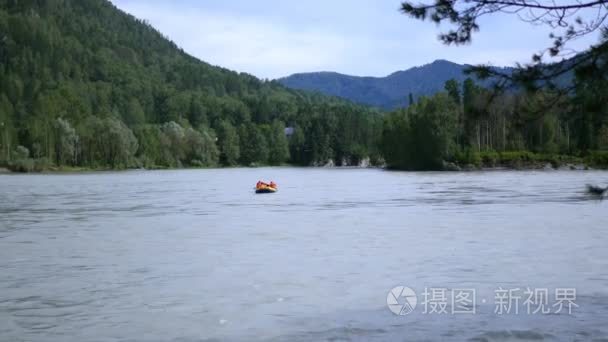 人们在一条山涧河流上漂流视频