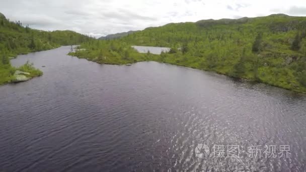 在山中的淡水湖泊的鸟瞰图视频