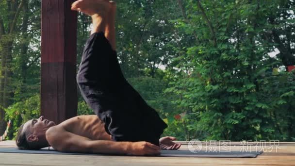 瑜伽士抬起足和降低了他的头视频