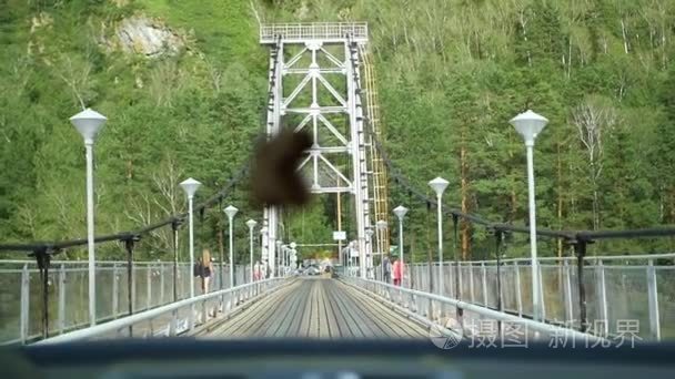 汽车行驶在一条窄桥视频