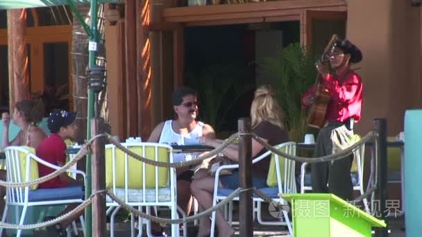 吉他弹奏者夫妇在咖啡馆里玩视频