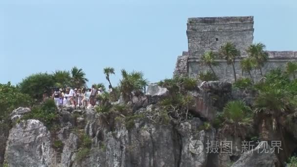游客们参观图卢姆庙遗址视频