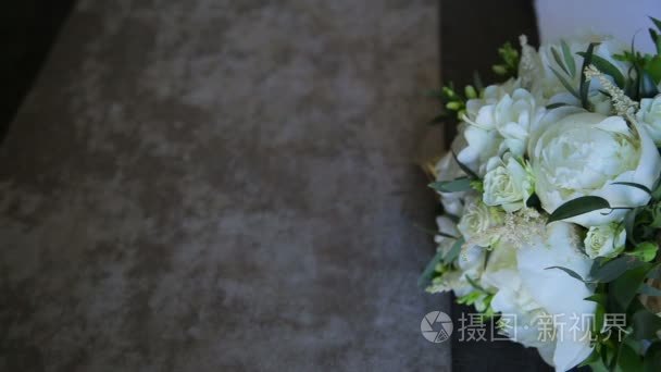 牡丹与玫瑰的米色婚礼花束视频